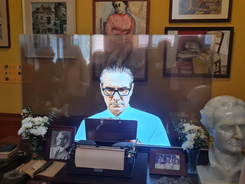 นิทรรศการศิลป์ พีระศรี — OLED Transparent
